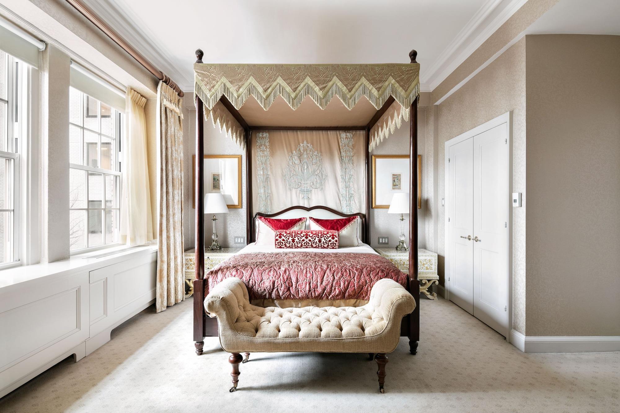 The Pierre, A Taj Hotel, New York Kültér fotó A bedroom at the hotel