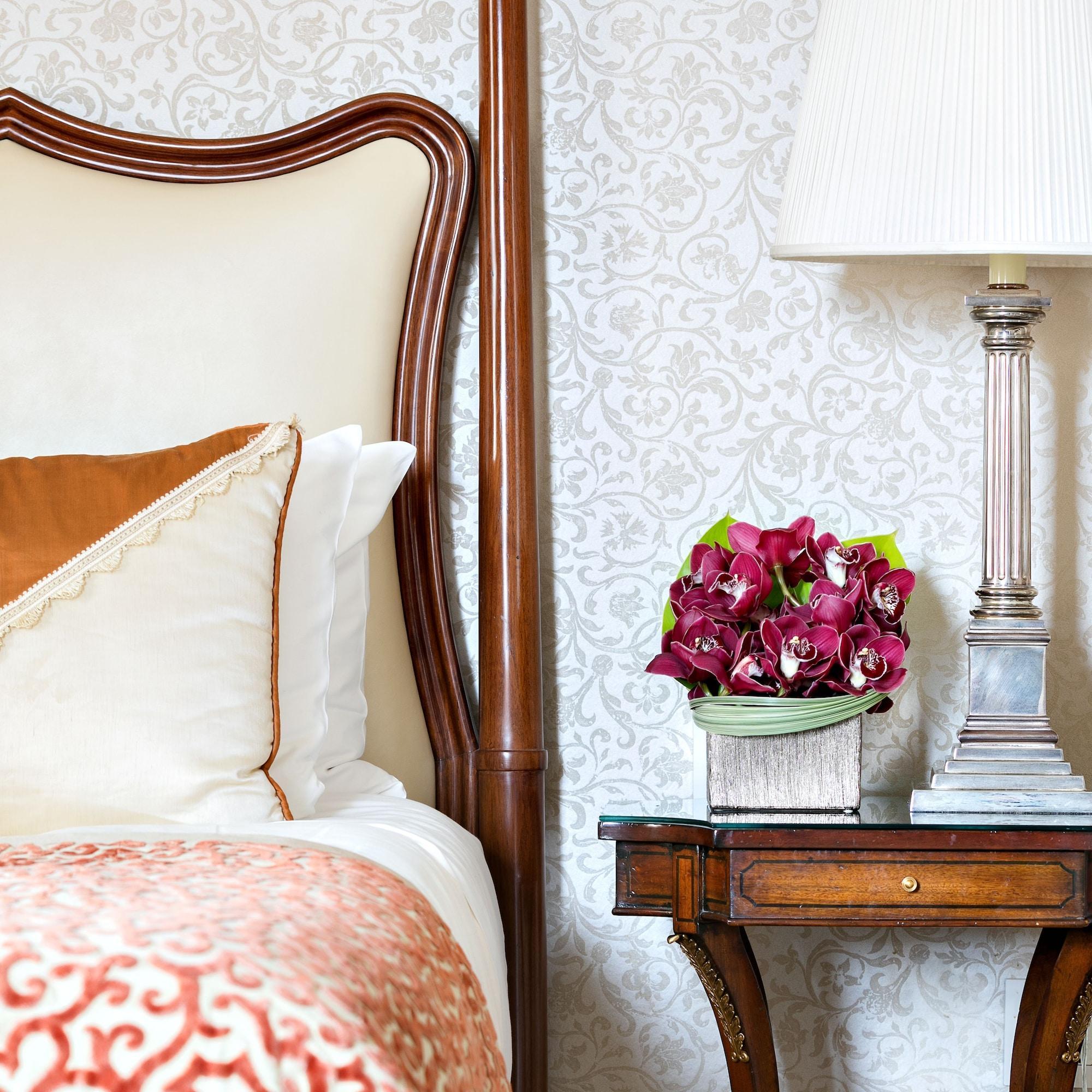 The Pierre, A Taj Hotel, New York Kültér fotó A bedroom at the Ritz