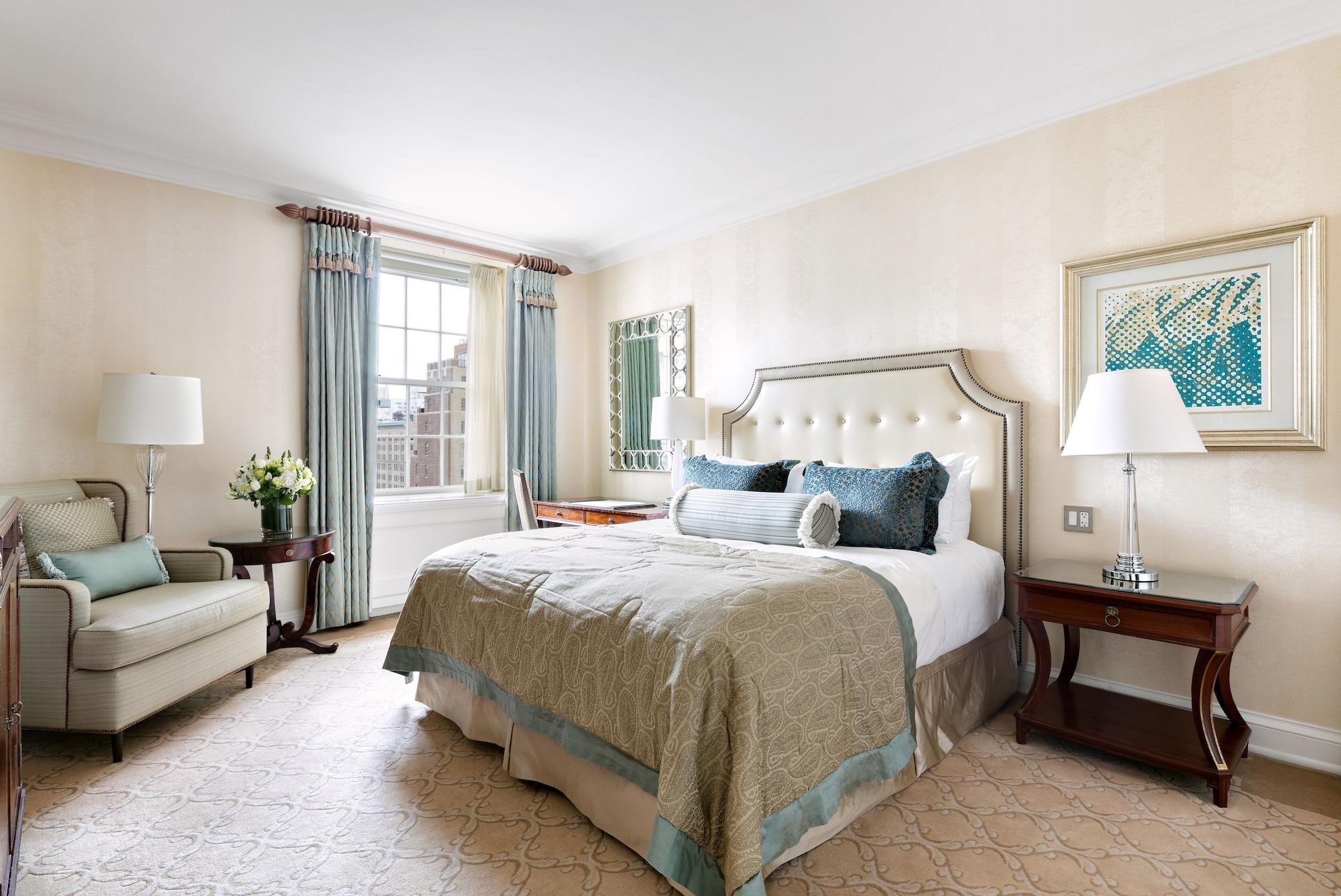 The Pierre, A Taj Hotel, New York Kültér fotó A bedroom at the Carlyle