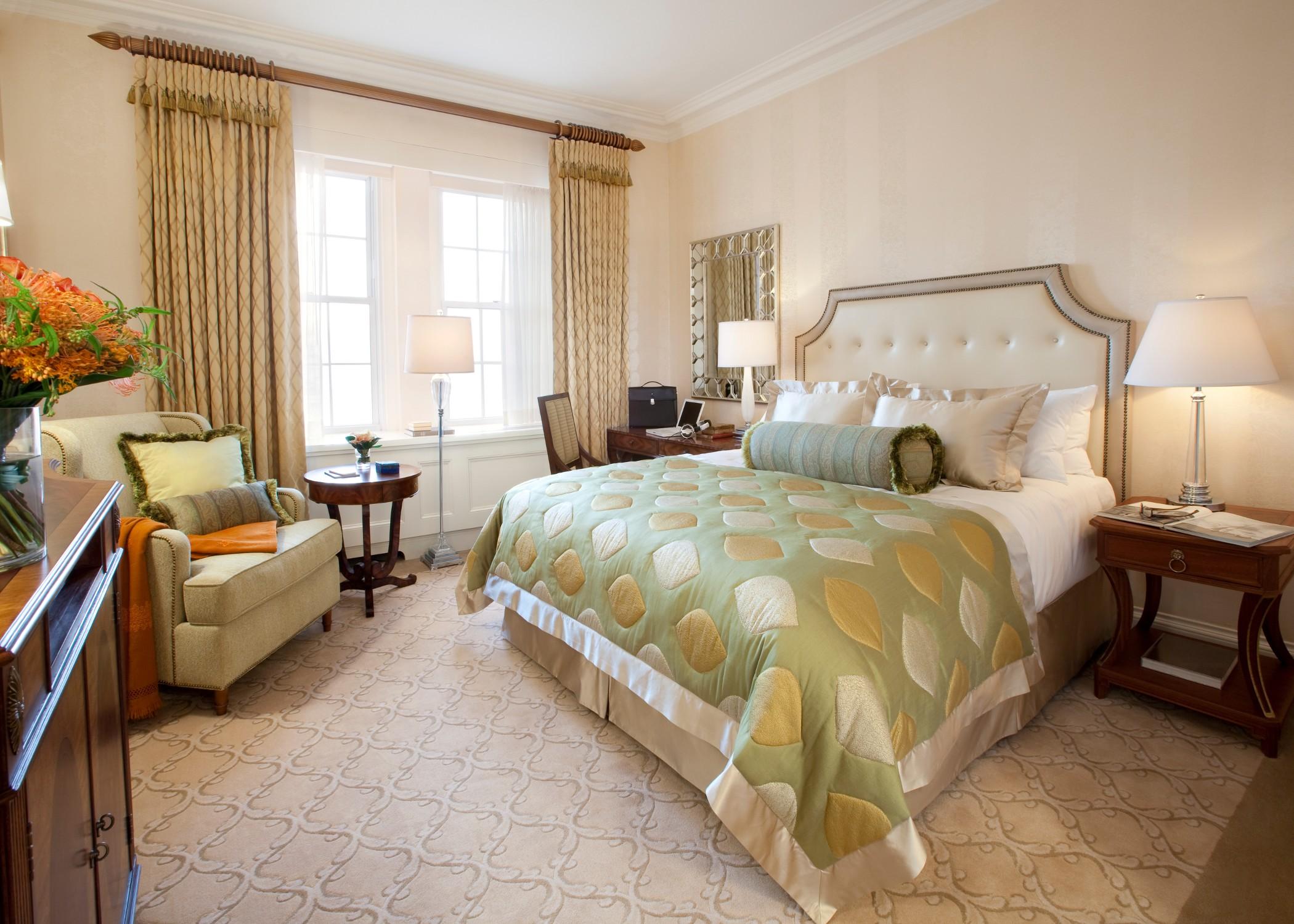 The Pierre, A Taj Hotel, New York Kültér fotó A bedroom at The Ritz-Carlton, Boston