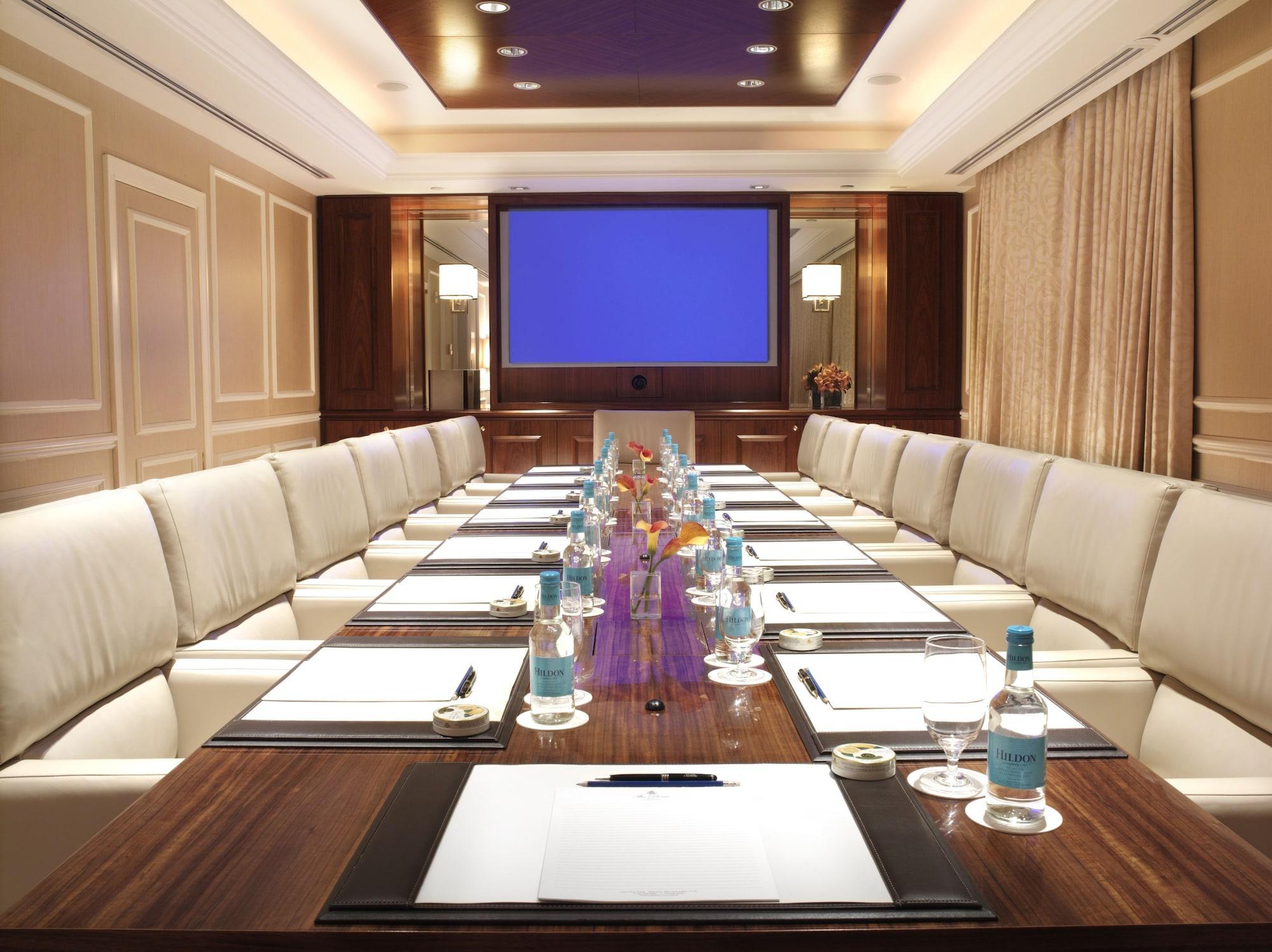 The Pierre, A Taj Hotel, New York Kültér fotó A boardroom at a hotel