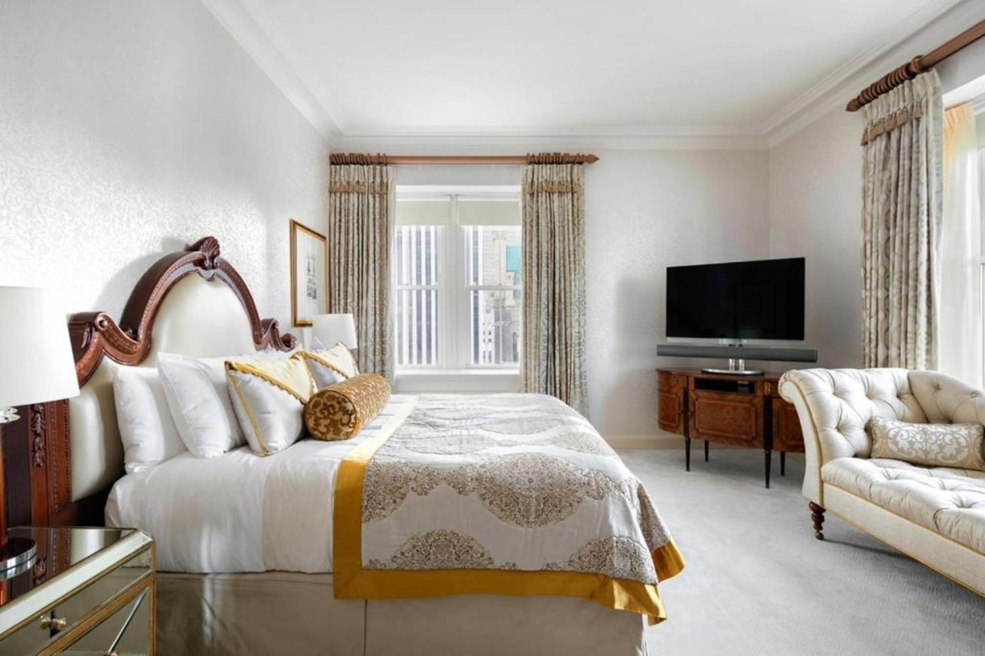 The Pierre, A Taj Hotel, New York Kültér fotó A bedroom at the hotel