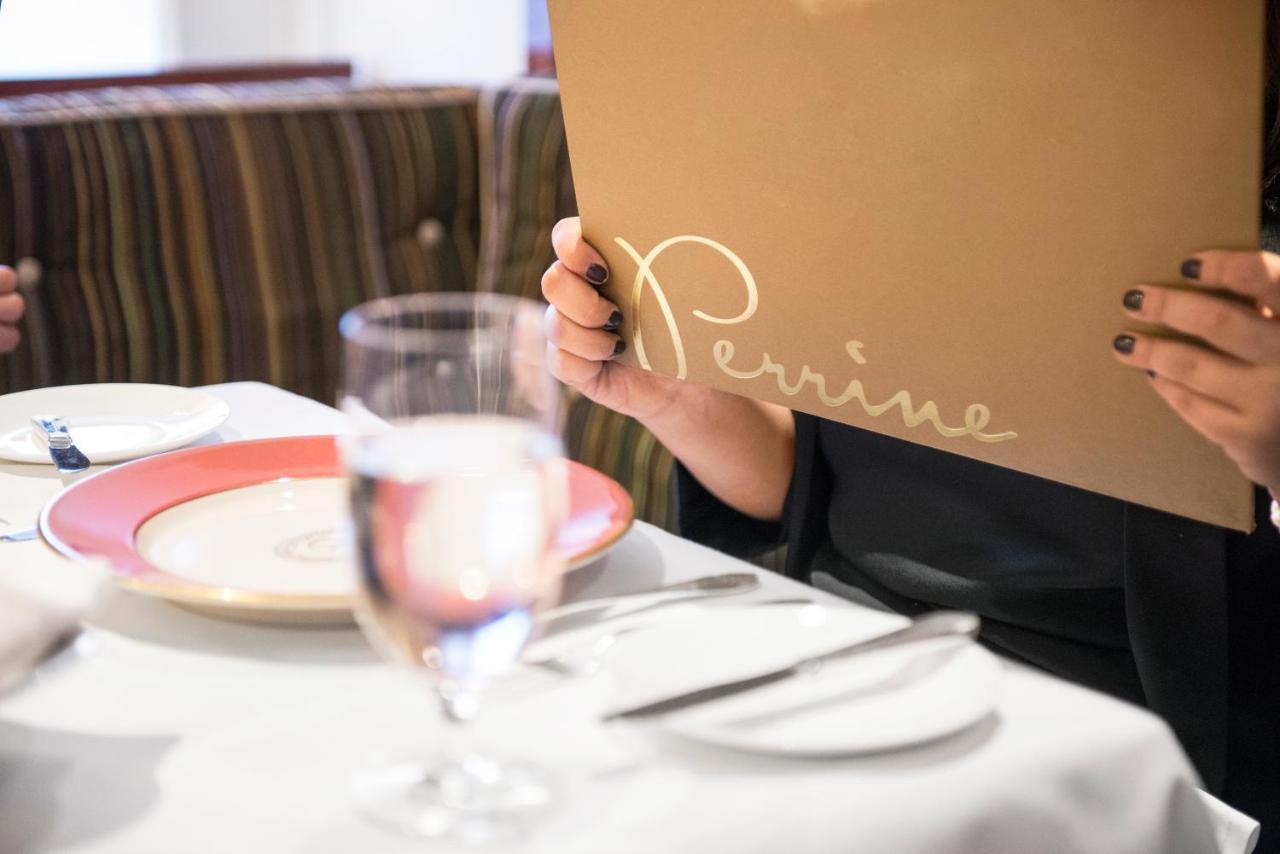 The Pierre, A Taj Hotel, New York Kültér fotó A server delivers a box of Perrier water at a restaurant